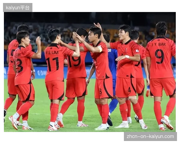 黄仁范的调度与长传是韩国队由守转攻的重要环节，他与李刚仁的化学反应将决定中场效率。